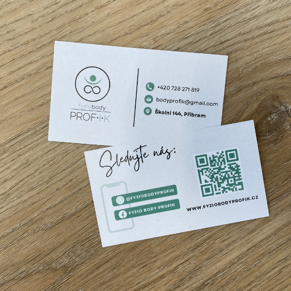  vizitky lezici na drevene podlozce 